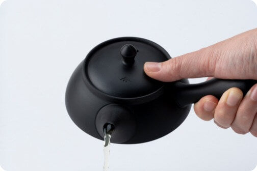 Tokoname-yaki Kyusu - Tight-fitting lid doesn’t leak even when pouring fast.