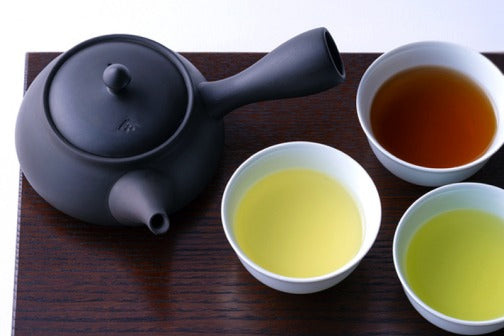 Tokoname-yaki Kyusu - Concave base for a comfortable grip.