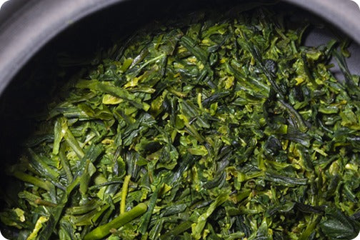 Tokoname-yaki Kyusu - Sleek black color highlights your tea leaves.