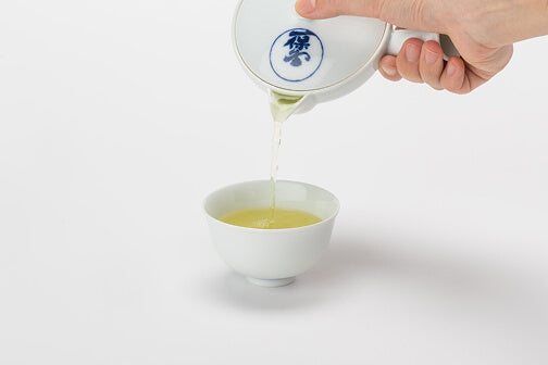Porcelain teapot - Easy to hold and pour with one hand. 