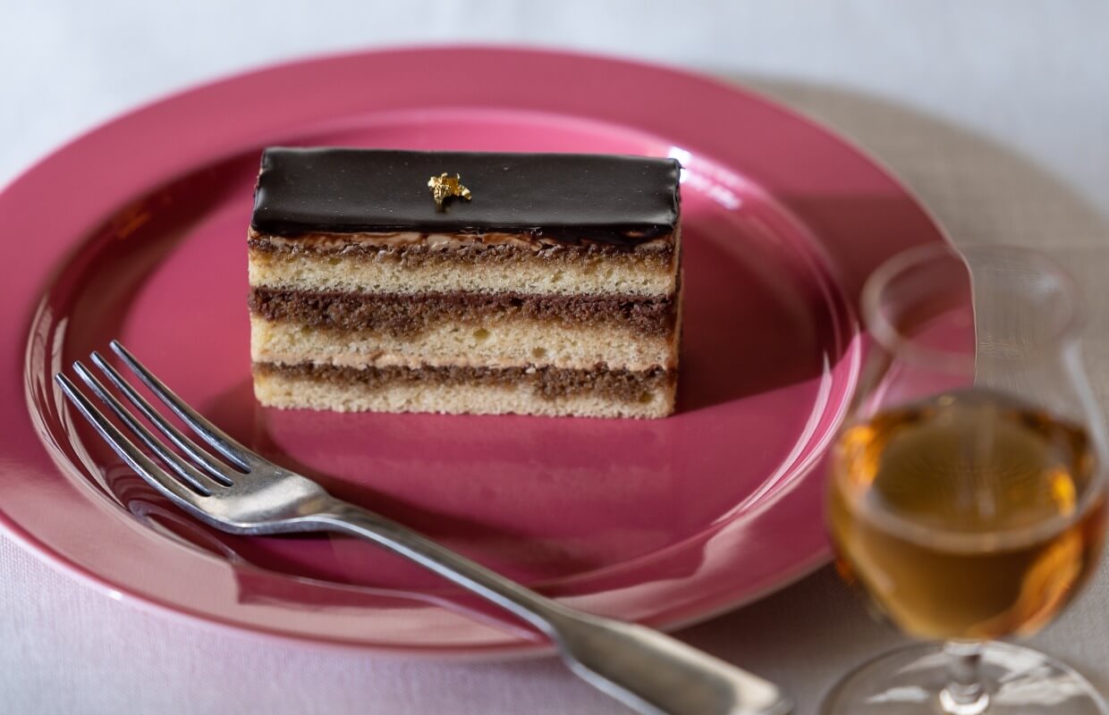vibrant green matcha in a bowl, served with cholocate brownies