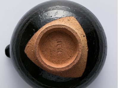 Ippodo Tea - Black Tea Bowl with Spout - Contrasting earthenware pokes out at the foot of the bowl.